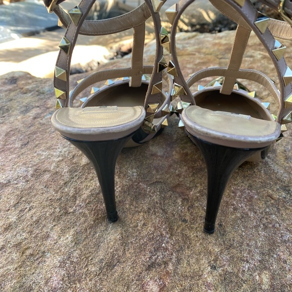 Tan/Black authentic Valentino Garavani rockstud pumps heels that banging combo ! - Picture 8 of 11